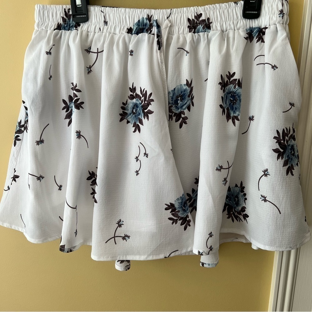 NWOT White Floral Shorts size 2X